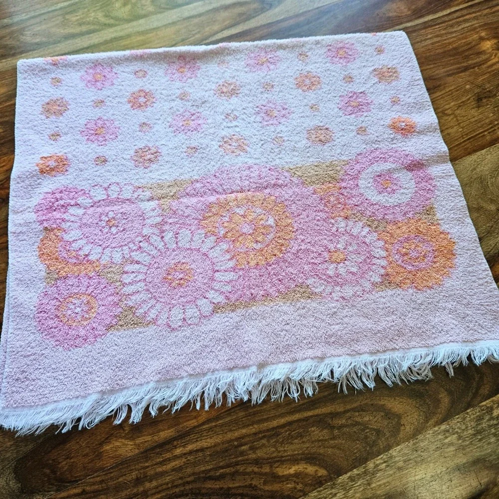 Vintage JC Penney Pink Mod Floral Bath Towel Cotton Fringe Retro 70s Made in USA